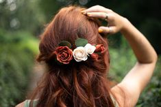 Terracotta flower hair comb consists of ivory and prange roses and eucalyptus . Rustic wedding hairpiece for country and barn wedding in terracotta or burnt orange themes, for any other occasion.Size of hair comb 4,7 inches length. Fixed to a metal hair comb.IN STOCKThe correct color of the crest in the photo, when shooting a video, the color is distorted by sunny weather).They are very realistic, lightweight, soft to the touch and hold their shape.Resistant to drops, water, heat and cold.Made o Fall Wedding Hair Pieces, Irish Wedding Decorations, Autumn Wedding Hair, Fall Wedding Hair, Orange Flower Crown, Roses And Eucalyptus, Wedding Flower Hair, Wedding October, Beautiful Wedding Hair