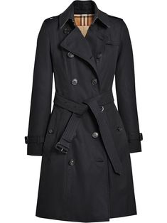 There is no shame in wanting the best to protect you from the weather. When the rain comes, opt for this midnight blue cotton Chelsea Heritage trench coat from Burberry. We have you got you covered. Featuring a notched collar, a double-breasted front fastening, long sleeves, a belted waist, side pockets, buckle strap cuffs and a signature checked lining. POSITIVELY CONSCIOUS: By buying this cotton product from Burberry, you’re supporting more responsibly grown cotton through the Better Cotton In Fall Trench Coats For Women, Burberry Chelsea Trench Coat, Womens Trench Coat Outfit, Trench Coat Black Outfit, Raining Outfit, Rain Coat Outfit, Black Trench Coat Outfit, Trench Coat Outfit Fall, Dress Coat Outfit