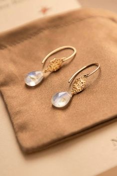 Les boucles d'oreilles Juniper sont élaborées avec de la pierre de lune arc-en-ciel connue pour sa créativité, compassion et ses propriétés qui renforcent la confiance. Cettes pierres sont associées aux plaques et crochets gold filled. Porter les boucles d'oreilles avec le collier Juniper pour une combinaison éthérée. 
 

Des crochets gold filled 14k
Des plaques en or
Des pierres de lune arc-en-ciel
Hypoallergéniques, conviennent même aux peaux les plus sensibles
Chaque pièce est livrée dans un Silk Bag, Moonstone Earrings, Gold Filled Earrings, Earring Hooks, Single Earring, Moon Stone, Etsy Fashion, Natural Pearls, Wedding Earrings