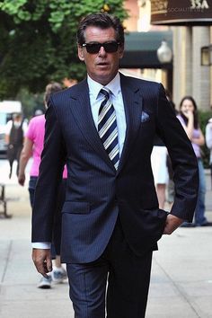 Brosnan Brioni Gentleman Lifestyle, Older Mens Fashion, Yoga Posen, Dapper Gentleman, Cardio Training, Pierce Brosnan, Beautiful Suit, Classic Suit, Mens Fashion Classy