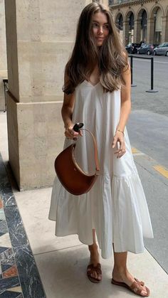 Summer outfit vestido algodão branco winter verão inverno white dress Chique Outfits, Casual Day Outfits, Elegante Casual, Mode Casual, Mode Inspo, Looks Chic, Kochi, 가을 패션, Summer Fashion Outfits