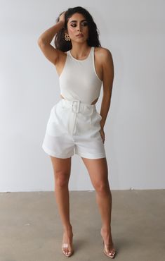 White Linen Shorts Outfit Summer, White Sweat Shorts Outfit, White Linen Shorts Outfit, Trouser Shorts Outfit, Linen Shorts Outfit Summer, White Dress Shorts, White Trousers Outfit