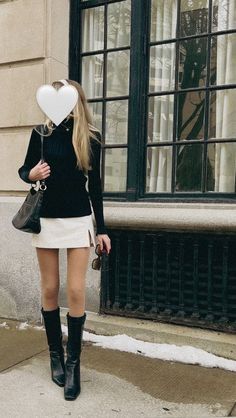 Fancy Old Money Outfits, Rich Girl Fall Outfits, Chocolate Skirt Outfit, Classic 90s Outfit Women, Black And White Old Money Outfits, Casual Rich Girl Outfit, European Fashion Fall 2024, Styling Short Skirts, Rich Girl Aesthetic Outfit Casual