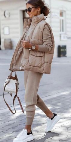 30+ Cute And Comfy Travel Outfits For The Plane, Train, Or Car Comfy Travel Outfit, Mode Casual, Sport Chic, Casual Winter Outfits, 가을 패션, Autumn Outfit, Winter Fashion Outfits, Fashion Mode, Fall Winter Fashion