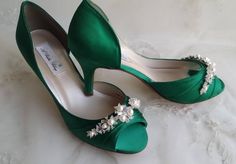 "Emerald Green Wedding Shoes with a sparkling collection of pearls and crystals. Perfect shoes for your special day. The listing picture shoes a comfortable 2 1/2 inch heel (also available in 1 3/4 inch). The shoes in the listing have been dyed Emerald Green, but is also available in over 100 different colors as well as the option of sending us a sample to color match for you! If you are picking a chart color or designer color, please put the color you would like in the personalization box. If y Emerald Green Wedding Shoes, Green Bridal Shoes, Green Dress Shoes, Shoes With Pearls, Kim Walker, Lace Bridal Shoes, Blue Bridal Shoes, Emerald Green Wedding, Custom Wedding Shoes