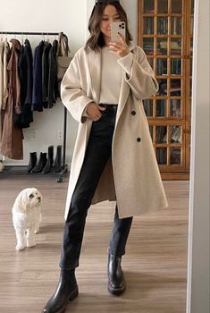 New Balance Beige Outfit, Nude Coat Outfit, Beige Coat Outfit Winter, Bariloche Outfits, Beige Coat Outfit, Eurotrip Outfits, Outfit Botas, Winter Coat Outfits, New York Outfits