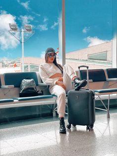 Fotos criativa em aeroporto Aesthetic Airport Pictures, Airport Outfits For Women, Trendy Airport Outfits, Casual Airport Outfit, Perfect Travel Outfit, Airport Pictures