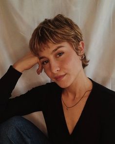 woman short hair pixie mixie cut blonde Queer Haircut, Hairstyle Short Hair, Hairstyles Images, Short Curly Hairstyles, Hairstyle Short, Haircut With Bangs, Really Short Hair, Bob Haircut With Bangs