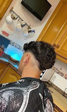 V Fade Curly Hair, Low Drop Fade With Design, Low Drop Fade Design, Mid Fade With Design, Drop Fade Design, Low Fade Design, Mens Haircut Designs, Low Fade En V, Low Fade Em V