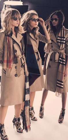 Women In Trench Coats, Trenchcoat Style, Burberry Trenchcoat, Burberry Scarf, Coat Outfits, 가을 패션