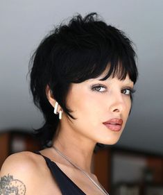 Short Black Feathered Cut For Fine Hair Short Messy Haircuts, Shaggy Haircut, Messy Hair Look, Shaggy Layers, Messy Haircut