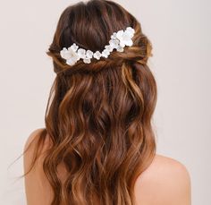 Note: In the photos, we have chosen to position the clips symmetrically (and without space between them) in order to create a "headband" effect. You can perfectly fix your clips differently in order to create the style you want. For example, above or around your bun. Add a touch of artisanal charm to your wedding hairstyle with our carefully handcrafted Floral Wedding Clip. Each precisely crafted porcelain-look flower embodies simplicity and elegance, offering a natural, artisanal touch to your bridal look. Features: * Craftsmanship: Each flower is meticulously sculpted. The porcelain look gives the accessory a unique aesthetic, evoking the delicacy of natural petals. * Refined Floral Design: Our wedding clip stands out with its elegant and graceful floral design. Each petal is a work of a Floral Bridal Hair, Wedding Hair Jewelry, Bridal Clip, Wedding Clip, Different Hair Types, Bridal Hair Clip, Wedding Hairstyle, Hair Jewelry Wedding, Half Up Hair