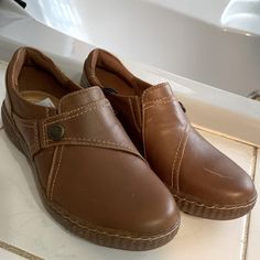 Clarks Caroline Pearl Slip On Flats, Size 7.5, Still Brand New. Brown Leather (Or Says Dark Tan Online) Shoes (Flats, Clogs, Mules). Selling For $90 Online Right Now. I Love Clarks Shoes, They Are So Comfortable!! There Is A Small Scuff In The Leather In The Left Shoe That I Have Not Tried To Remove (See Pics). Make An Offer! Smoke Free Home. Bundle And Save! Make An Offer; Most Offers Are Accepted! Feel Free To Ask Questions Or Let Me Know If You Need Measurements. A9 Work Career Casual Preppy Comfortable Brown Slip-ons With Round Toe, Comfortable Brown Clogs With Removable Insole, Brown Slip-ons With Removable Insole And Round Toe, Brown Round Toe Slip-ons With Removable Insole, Comfortable Brown Slip-on Shoes, Comfortable Brown Slip-ons With Almond Toe, Comfortable Brown Closed Toe Slip-ons, Comfortable Brown Almond Toe Slip-ons, Casual Brown Clogs For Walking