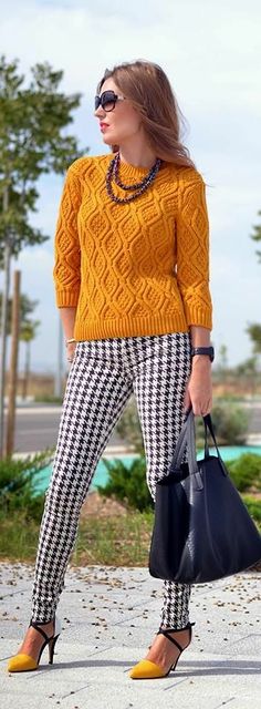 Style fashion clothing outfit women yellow pullover pants black handbag heels sunglasses summer necklace spring street Warm Spring Outfits, Traje Casual, Cute Spring Outfits, Outfit Trends, Evening Outfits, Mellow Yellow, High Fashion Street Style