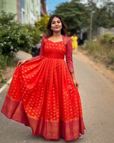 SHALINI 🌸 Ladies Frock Design, Frock Models, Party Wear Frocks, Gown Designs, Short Kurtis, Frock Designs, Anarkali Dresses