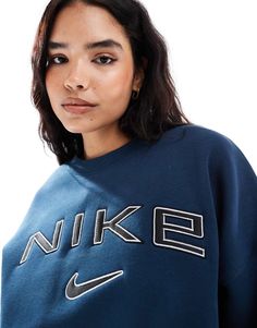 Hættetrøjer og sweatshirts fra Nike Sweatervejr Rund hals Sænket skuldre Nike logodetalje Afslappet pasform Sweatshirts Nike, Logo Retro, Nike Retro, Nike Sweats, Nike Sweater, Nike Sweatshirts, Logo Sweatshirt, Retro Logo, White Trainers