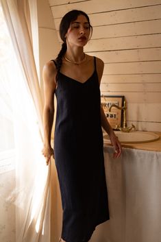 Um einen klassischen Look zu kreieren, der nie aus der Mode kommt, probieren Sie unser schwarzes Leinenkleid oder Leinenunterkleid. Diese Slip-Kleider sind perfekt für jeden Anlass, vom Abendessen bis zur Party mit Freunden. Und dank ihres einfachen, eleganten Designs werden sie mit Sicherheit zum Hauptelement Ihrer Garderobe. Probieren Sie für einen lässigeren Look unser Leinenkleid in Midilänge oder unser schwarzes Sommerkleid. Diese Kleider sind perfekt für einen Tag am Strand oder einen unge Slip Black Dress, Linen Slip Dress, Linen Summer Dress, Black Sundress, Linen Crop Top, Black Linen Dress, Linen Dress Women, Linen Summer, Summer Linen Dresses