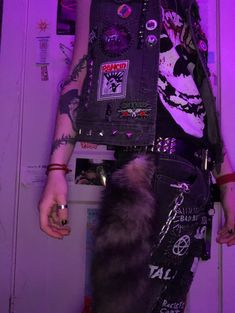 Punk Rock Outfits Aesthetic, Battle Jacket Outfit, Crust Punk Aesthetic, Crust Pants, Edgy Fits, Punk Outfit, Punk Fashion Diy, Patch Pants, Crust Punk