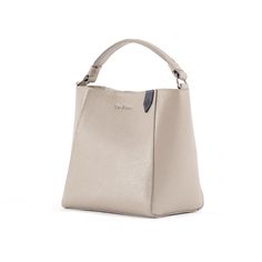 Yaya Bucket Bag, confeccionada con piel de vacuno para ofrecerte la combinación perfecta de estilo y funcionalidad. Con un tamaño ideal, esta bolsa bucket es lo suficientemente espaciosa para llevar todos tus cosas esenciales y se mantiene cómoda para acompañarte durante todo el día.
Diseñada para adaptarse a cualquier ocasión, tiene un diseño estilizado que te permite lucirla tanto en ocasiones elegantes como en eventos más casuales. Su interior funcional cuenta con un amplio espacio y dos bolsillos integrados, ideales para organizar tu celular, llaves, lentes de sol, lipsticks y una cartera pequeña, con espacio de sobra para todo lo que necesites.
La versatilidad es clave con la Yaya Bucket Bag: puedes llevarla de dos maneras, ya sea con su asa de mano para un look más elegante, o como c Formal Beige Pebbled Leather Shoulder Bag, Luxury Beige Pebbled Leather Shoulder Bag, Chic Beige Pebbled Leather Bag, Elegant Beige Pebbled Leather Shoulder Bag, Chic Bag In Pebbled Leather With Soft Texture, Chic Bags In Pebbled Leather With Soft Texture, Chic Bags In Pebbled Leather, Chic Pebbled Leather Bag With Soft Leather, Beige Pebbled Leather Bag With Removable Pouch