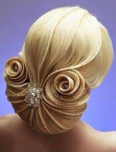 Such an interesting updo but it's so pretty Sanggul Modern, Ballroom Hair, Fantasy Hair, Pinterest Hair, Creative Hairstyles, Artistic Hair, Hair Art, Hair Today