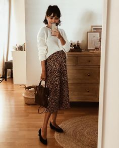 Currently sit in bed try to edit photos and having really bad cramps. The joy of pregnancy! Still another 8 weeks to go Top @sezane Skirt… Sezane Skirt, Pregnant Style, Pregnancy Style, Maternity Outfits, Pregnancy Looks, Edit Photos, Maternity Style, Baby Time, Baby Mama