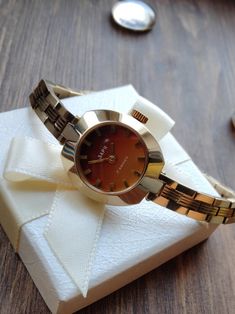 Rose Gold Jewelry And Watches For Formal Occasions, Retro Jewelry For Gifts, Retro Jewelry Gift, Yellow Gold Bracelet Strap Watch, Gold Watches Suitable As Gifts, Gold Watches For Gifts, Formal Watch With Bracelet Strap, Gold Watches With Round Dial For Gift, Elegant Automatic Watches For Gifts