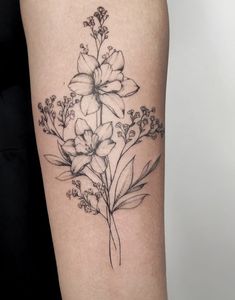 a black and white flower tattoo on the thigh