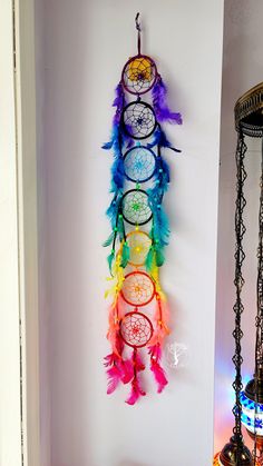 Chakra Dream Catcher Rainbow Dream Catcher, Wall Hanging Design, Atrapasueños Diy, Diy Dream Catcher Tutorial, Making Dream Catchers, Dream Catcher Patterns, Beautiful Dream Catchers, Dream Catcher Decor, Dream Catcher Art