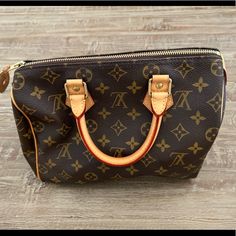 Only Used Once Or Twice Speedy 25 This Bag Is Not Being Produced Any Longer Only A Few Of Them Left In This Unique Size Across The Country Louis Vuitton Satchel, Louis Vuitton Pallas, Louis Vuitton Alma Pm, Jimmy Choo Gold, Louis Vuitton Speedy 35, Louis Vuitton Speedy 25, Speedy 25, Louis Vuitton Crossbody, Louis Vuitton Purse