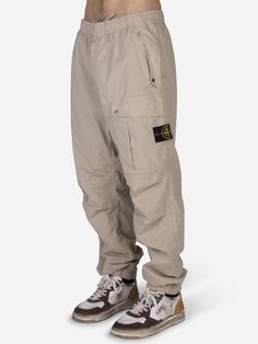 97% cotton, 3% elastane
 Elastic waistband with drawstring and zip
 Side pockets with button, cargo pocket
 Back pocket with button
 Badge Stone Island laterale
 Elastic at the ankles
 Made in EU



Fit:
Fit regular
 The model is 180 cm tall and wears size 34 Stone Island Badge, Button Badge, Cargo Pocket, Pantalon Cargo, Cargo Trousers, Back Pocket, Stone Island, Winter Sale, Cargo Pants