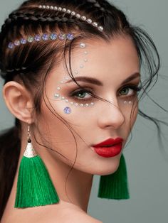 Facial Gems, Coachella Hair, Face Decoration, Face Rhinestones, Boho Festival Outfit, Rhinestone Face, Festival Makeup Glitter, Face Crystals