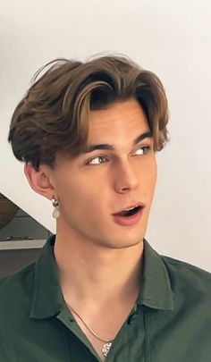 Male Middle Part Hairstyles, Middlepart Hairstyle Boy, Guy Undercut, Curtain Bangs Guys, Guys Middle Part Hair, Nils Kuesel, Young Men Haircuts, Jack Ross, Haircut Selfie