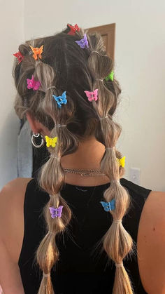 easy hairstyle for festivals and summer parties Outfit Ideas For Music Festivals, Coachella Hair 2023, Cute Pride Hairstyles, Jean Short Festival Outfits, Edc Rave Hairstyles, Festival Hair Up Styles, Music Fest Hairstyles, Pride Parade Hairstyles, Beach Festival Hairstyles