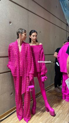 Night Gown Dress, Monochromatic Fashion, Arab Fashion, Couture Details, How To Wear Scarves, Pink Outfits, Pink Outfit, Look Cool, Pink Fashion