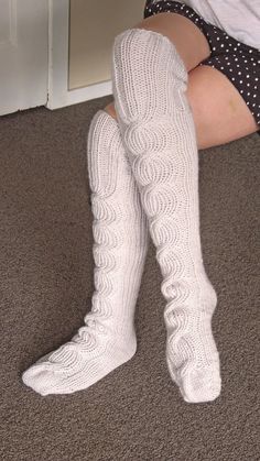 Cat Cave Crochet Pattern, Thigh High Knit Socks, Chunky Socks, Diy Granny Square, Chunky Knit Yarn, Socks Knitting Pattern, Cable Knit Socks, Socks Knitting, Elegant Crochet