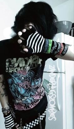 2000s Emo Outfits, Scene Emo Fashion, Striped Fingerless Gloves, Emo People, 2000s Scene, Striped Gloves, Emo 2000s, Scene Boys, Fashion 2000s