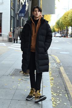 Japanese Mens Fashion Winter, Winter Coat Aesthetic Men, Heavy Winter Outfits Men, Korean Winter Fashion Outfits Men, Snow Outfit Men Winter Mens Fashion, Japan Ootd Winter Men, Winter Fashion Men 2023, Men Winter Outfits Korean, Men’s Winter Outfits Snow