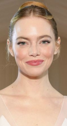 Natural Makeup Celebrities, Glowy Red Carpet Makeup, Red Lip For Fair Skin, Natural Pale Makeup, Natural Wedding Makeup For Pale Skin, Fair Skin Natural Makeup, Pale Actresses, Fair Skin Makeup Blonde, Pale Wedding Makeup