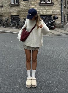 Kezia Cook, Uggs Outfits, Outfit Beige, Socks Outfit, Rok Mini, Skirt Outfits Fall, Estilo Indie, Winter Fashion Outfits Casual