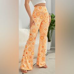 Super Form Fitting Around Waist And Thigh With A Nice Flare At Bottoms. Looks Hippie, Flair Pants, Flower Pants, Stil Boho, Skirt And Sneakers, Black Halter Dress, High Waist Fashion, Flare Leg Pants, Bell Bottom Pants