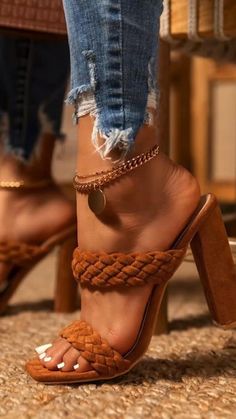 Trendy Heels, Fashion Shoes Heels, Shoes Heels Classy, Cute Shoes Heels, Stylish Heels, Chique Outfits, Gorgeous Heels, Heels Classy, Stunning Shoes