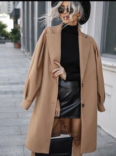 Beige Coat Outfit Women, Black And Beige Outfit Aesthetic, Black And Beige Photoshoot, Beige Peacoat Outfit, Mantel Beige Outfit, Light Beige Coat Outfit, Beige Mantel Outfit, Long Tan Coat Outfit