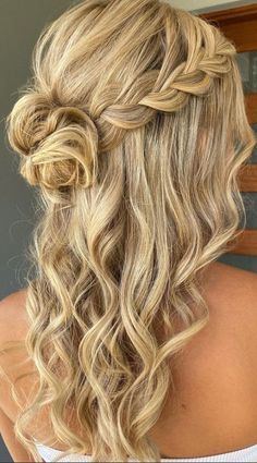 Easy trendy hairstyle ideas for long hairs Bridemaids Hairstyles, Cute Prom Hairstyles, Formal Hairstyles For Long Hair, Bridesmaid Hair Long, Simple Prom Hair, Ball Hairstyles, Hoco Hairstyles, Dance Hairstyles, Prom Hairstyles For Long Hair