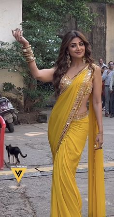 Bollywood Actresses In Saree, Shilpa Shetty Saree Look, Indian Body Type, Shilpa Shetty 90s, Shilpa Shetty Outfits, Hair With Saree, Antique Saree, Shilpa Shetty Saree, Shilpa Shetty Photo