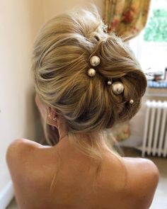 Mother Of The Bride Hairstyles ❤ The most elegant mother of the bride hairstyles! Complete guide to help find that perfect wedding hairstyle - updos, short, curly & more... #wedding #bride #weddingforward #weddinghairstyles #MotherOfTheBrideHairstyles Shoulder Length Hair Updos, Pearl Pins