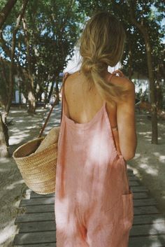 Style // Did someone say summer, sunshine and seaside? The perfect faded pink linen overalls to take with you wherever you go The definition of effortless. The Linen Overall is a laid back design for chasing the sunshine! It's a wardrobe staple that can be worn by itself or layered, for a throw-on-and-go approach to dressing. Soft linen, loose fit, adjustable tie straps and yes... it has pockets! Designed to be versatile the Linen Overalls can be worn pregnant and postpartum, and their adjustabl Colorful Mom Aesthetic, Beach Aesthetic Style, Cotton Outfits Women, Comfy Overalls, Overalls Pink, Summer Overalls, Linen Overalls, Summer Sunshine, Summer Boho