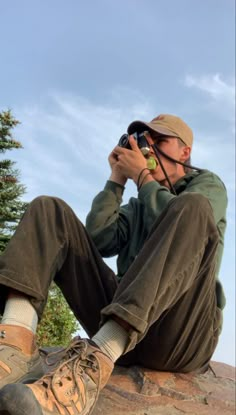 Outdoorsy Guys Style, Hiker Men Outfit, Hippy Guys Style, Mens Granola Aesthetic, Mountain Mens Fashion, Hiker Aesthetic Outfit Men, Indie Hiking Outfits, Camping Aesthetic Outfits Men, Gronala Guy Outfit