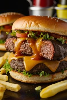 Double-decker cheeseburger with lettuce, tomato, and fries. Green Bean Salad Recipes, Creative Burger, Tasty Burger, Flavor Combinations