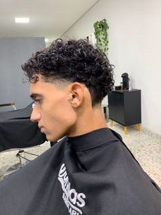 Afro Mohawk, Curly Hair Taper, Curly Fade, Curly Taper Fade, Taper Fade Short Hair, Fade Haircut Curly Hair, Taper Fade Curly Hair, Men's Curly Hairstyles, Male Haircuts Curly