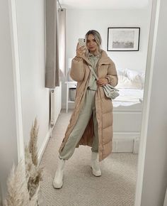 Padded Coat Outfit, Long Puffer Outfit, Long Puffer Jacket Outfit, Parka Outfit, Puffer Outfit, Duvet Coat, Nude Outfits, Cold Fashion, Long Puffer Coat